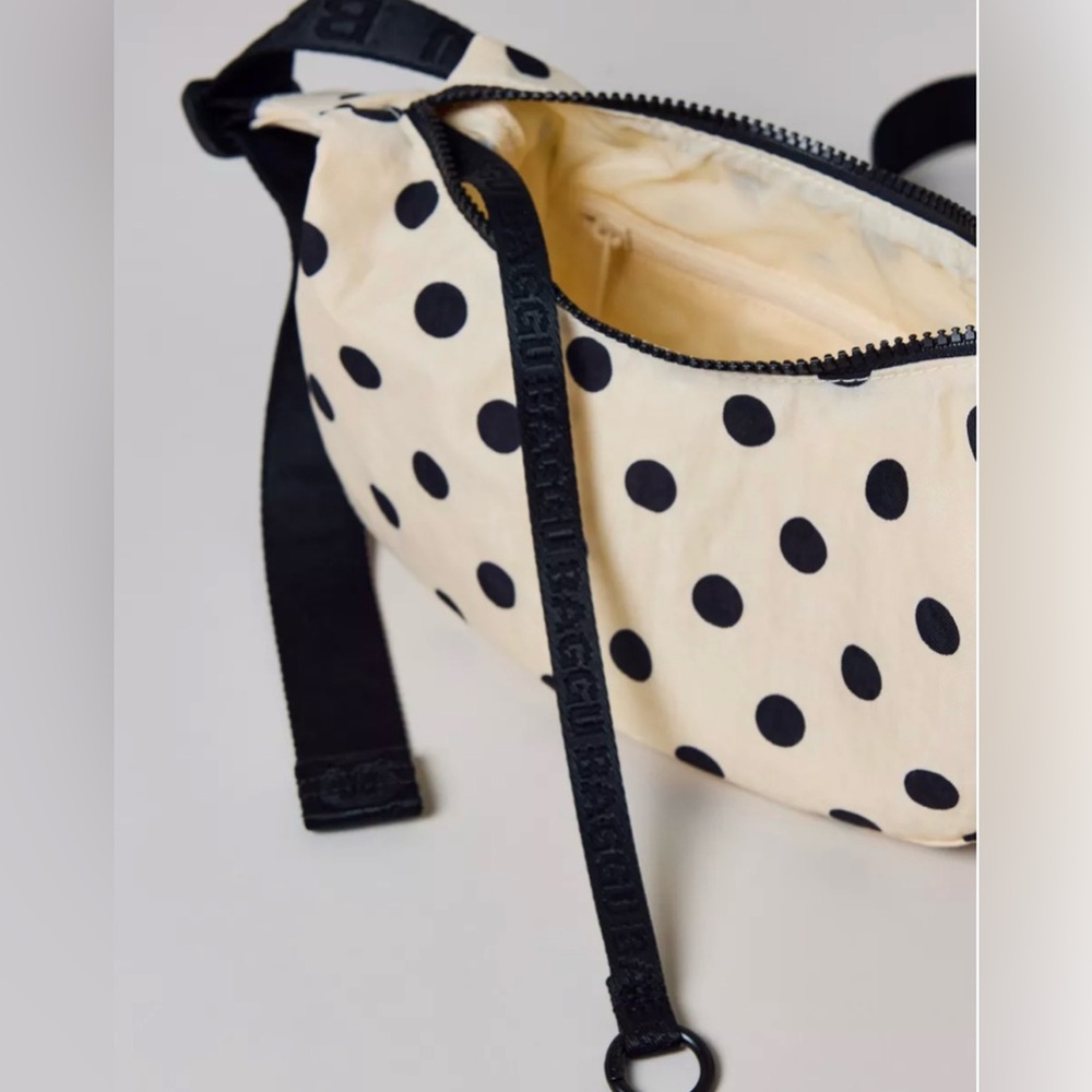 BAGGU X UO Beige & Black Polka Dot Small Crescent Crossbody Bag NEW NWT - Picture 3 of 4